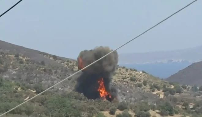 Адът е на Земята: Разби се самолет, борещ се с пожарите в Гърция, десетки хиляди туристи в капан ВИДЕО