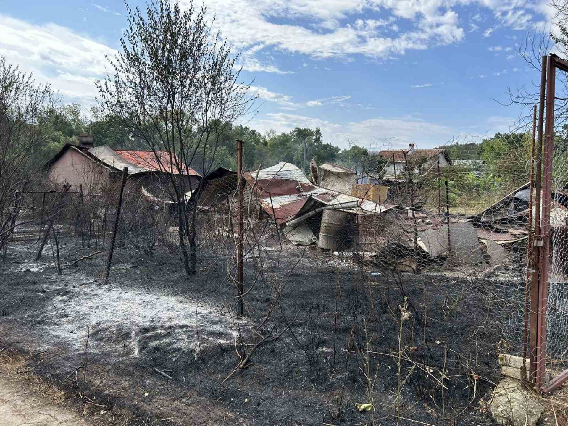 Истински огнен ужас във вилната зона край Хисаря СНИМКИ  