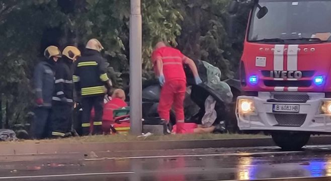 Ужас във Варна: Пожарникари режат ламарини на смачкано украинско "Порше" СНИМКИ