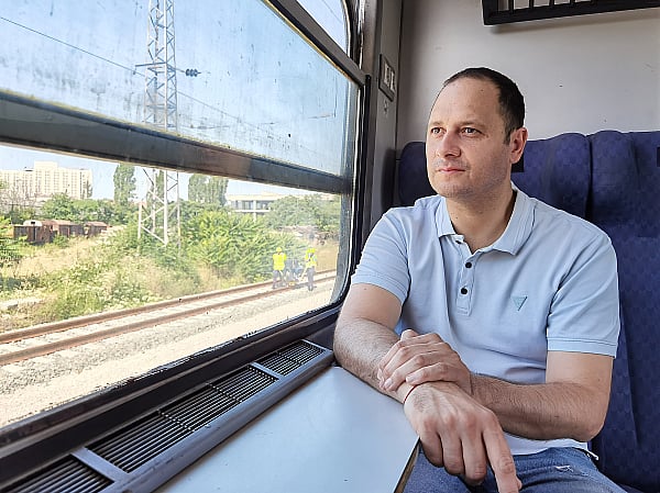 Мъж с отвертка спасил евродепутата Петър Витанов от задушаване във влака София - Пловдив СНИМКИ