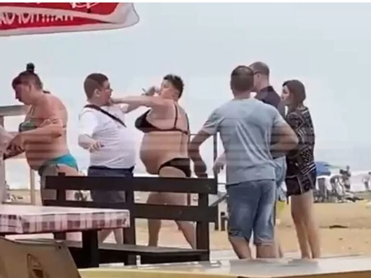 Брутално ВИДЕО как рускиня по бански нокаутира двама души на плаж