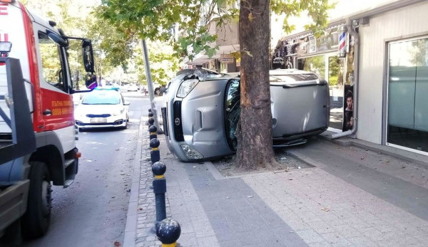 Ад на метри от пловдивското Второ районно, почерня от полиция и пожарникари СНИМКИ 