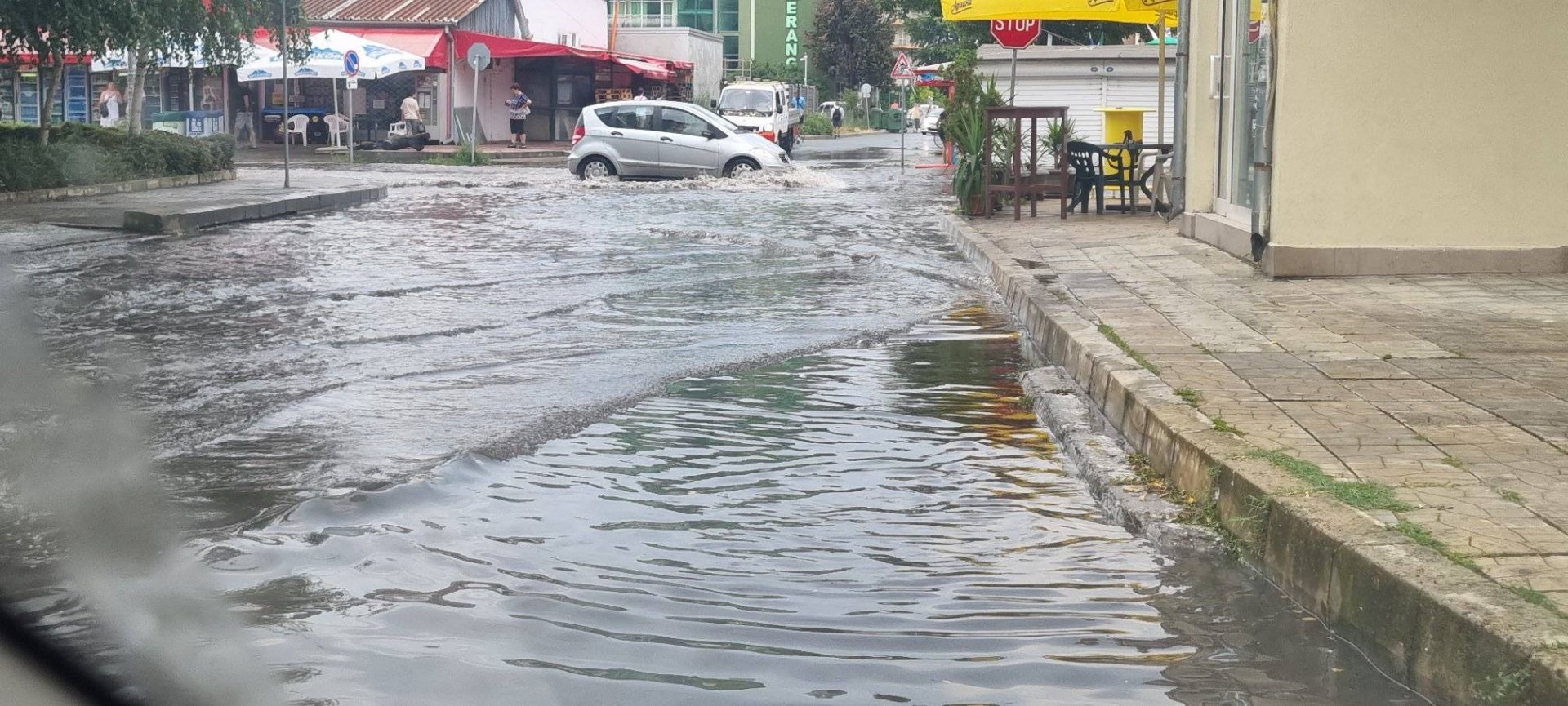 Слънчев бряг под вода, летовниците в паника ВИДЕО 