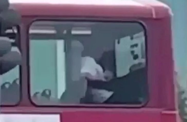 Загоряла двойка се отдаде на див секс пред очите на слисани пътници в автобус ВИДЕО 18+