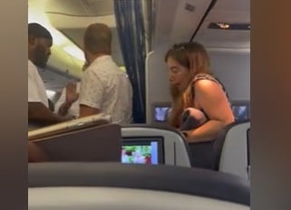 Всякакви луди: Жена изтеряса заради този акт на чернокож в самолет ВИДЕО