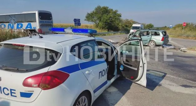 Жестоко меле между автобус и кола на пътя Русе-Кубрат, движението е спряно СНИМКИ