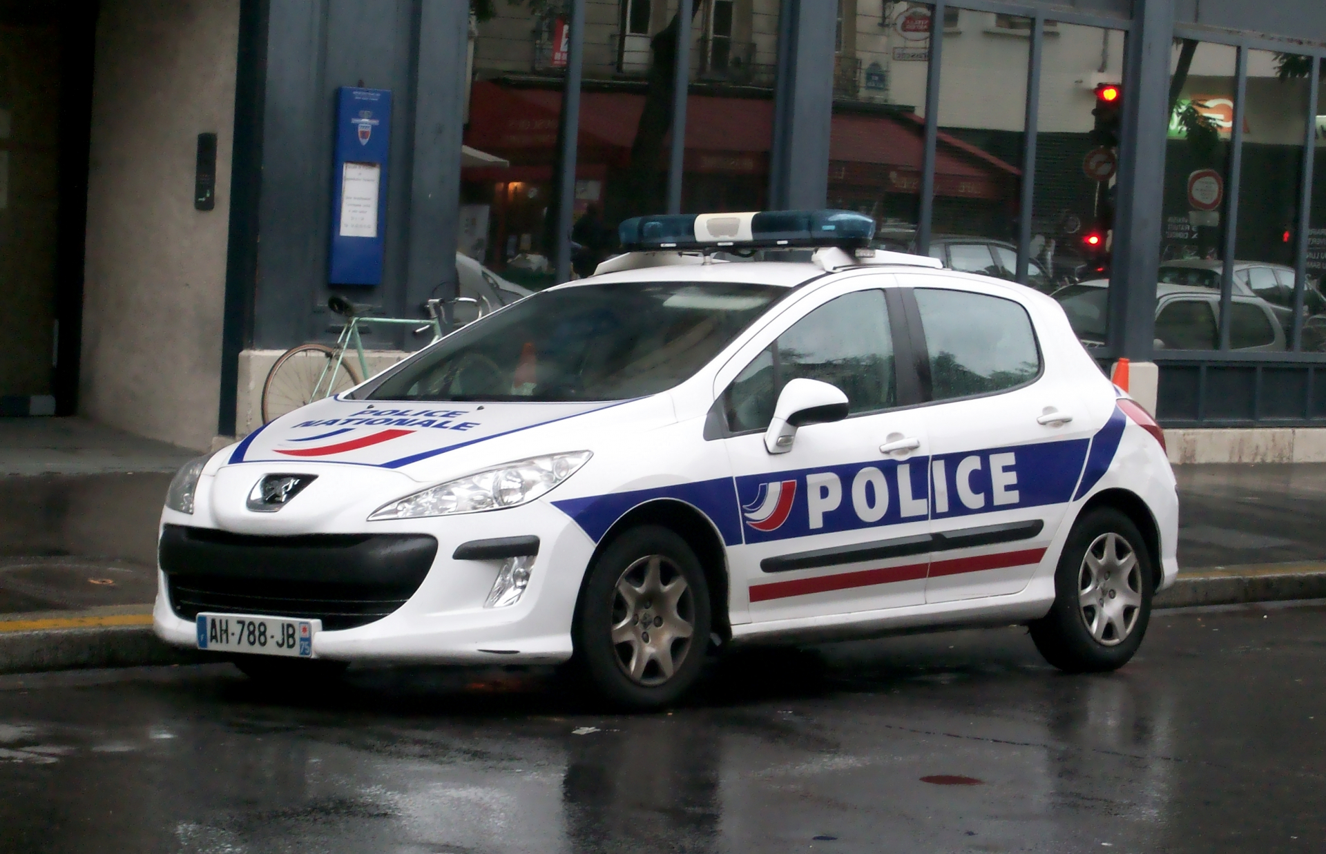 Въоръжен грабеж: Бандити влязоха в луксозен магазин в Париж, задигнаха 15 млн. евро ВИДЕО