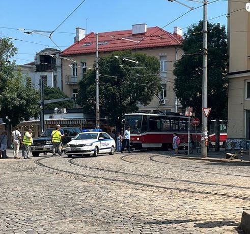 Джип с фалшив номер бе закопчан със скоба и сътвори голям цирк с трамвай в София СНИМКА