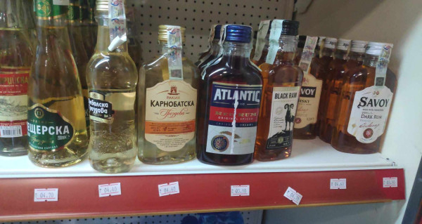Не е за вярване! Цените на алкохола в Приморско ще ви шокират СНИМКИ  