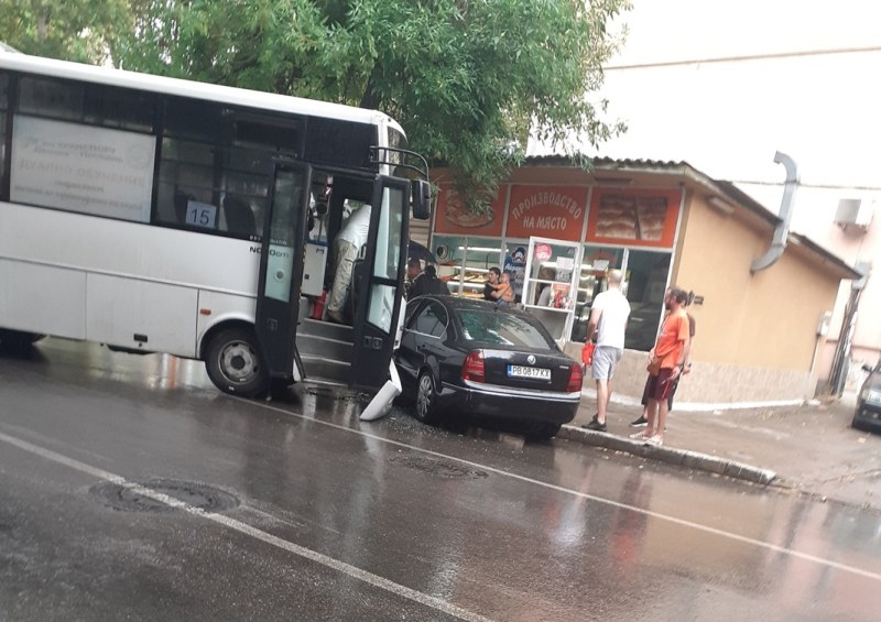 Автобус помля кола в Пловдив СНИМКА