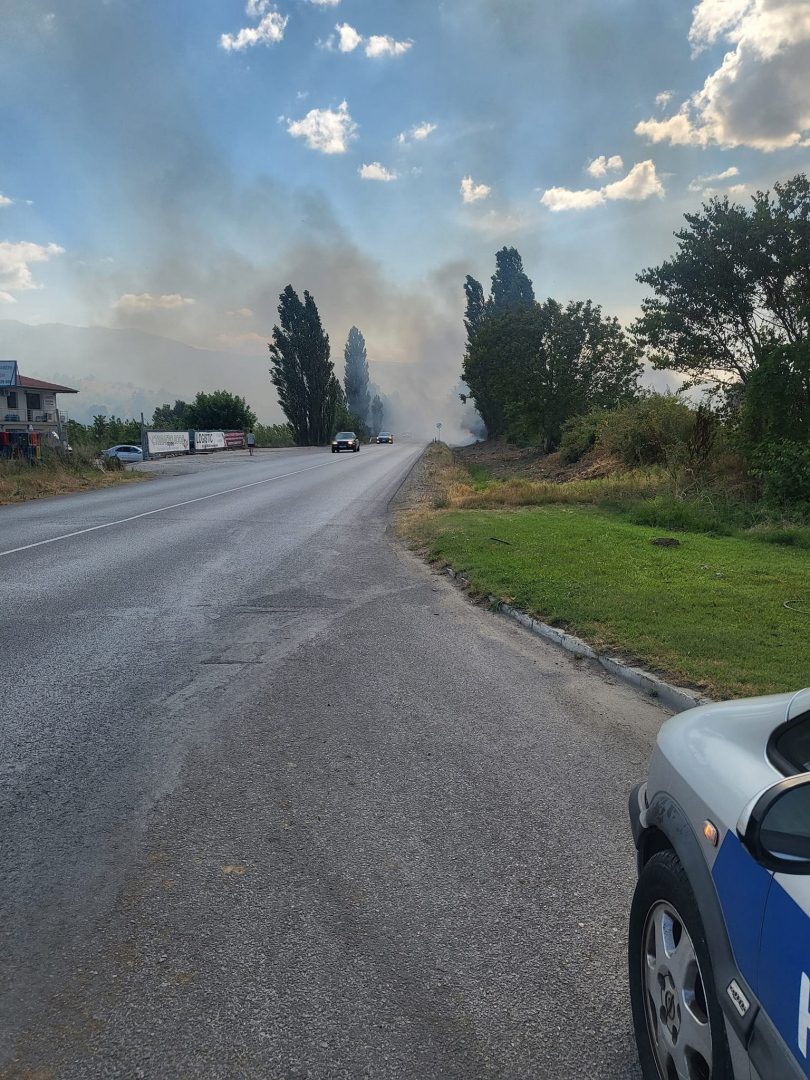 Огнен ад бушува край петричко село ВИДЕО