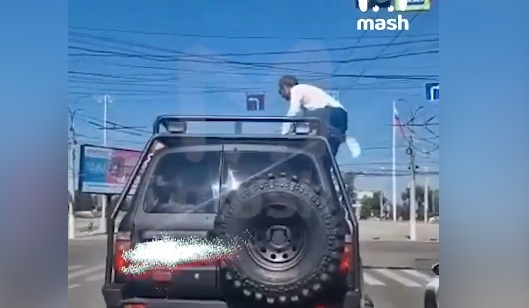 Зрелищни ВИДЕА: Мъж се качи на покрива на джип на кръстовище и след това...