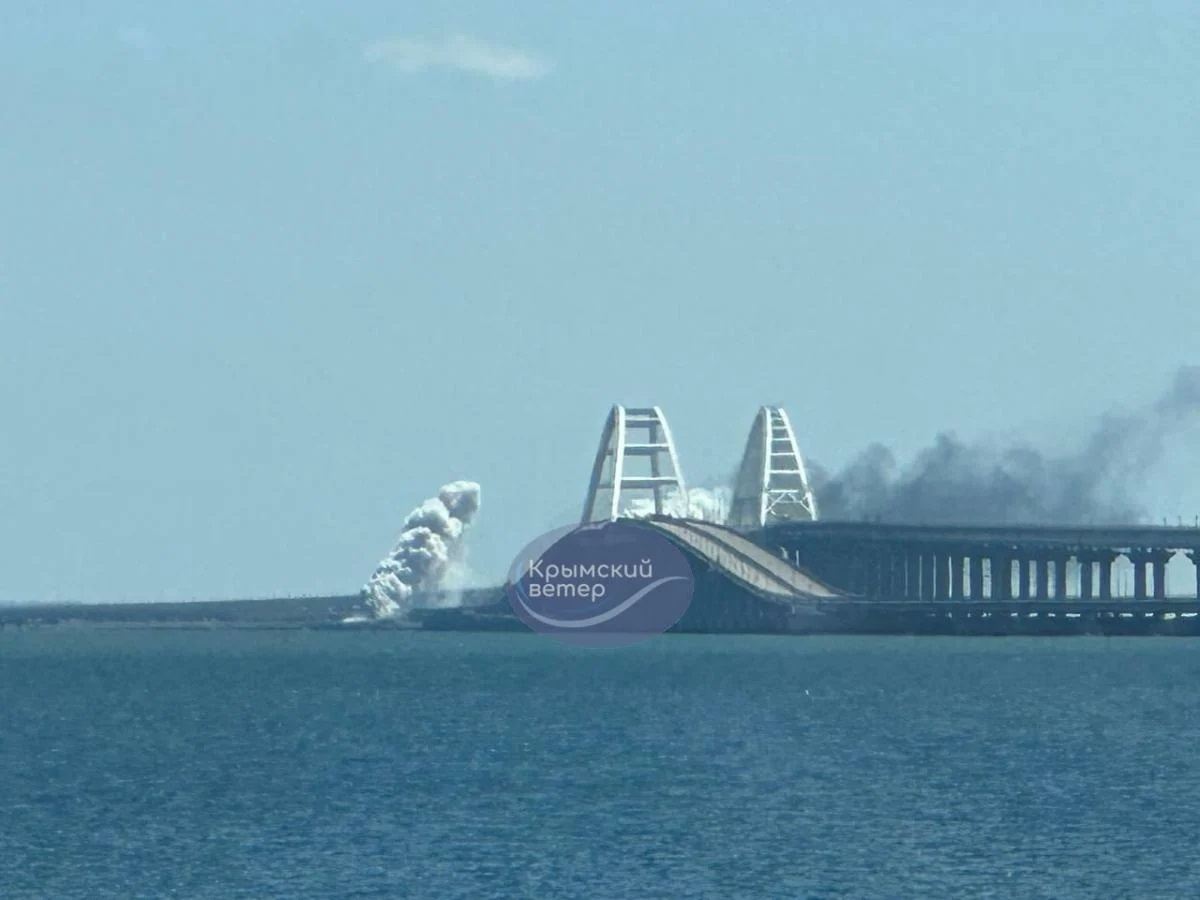 Нови взривове на Кримския мост, гъст дим обви съоръжението ВИДЕО