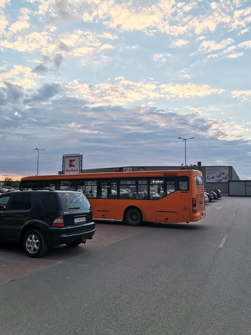 СНИМКИ от паркинг на "Кауфланд" в София подпалиха мрежата, всички гадаят защо шофьорът е направил това 