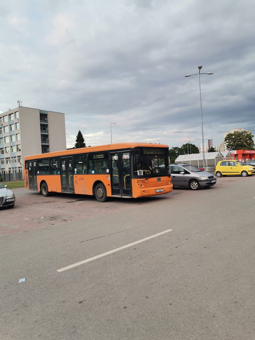 СНИМКИ от паркинг на "Кауфланд" в София подпалиха мрежата, всички гадаят защо шофьорът е направил това 