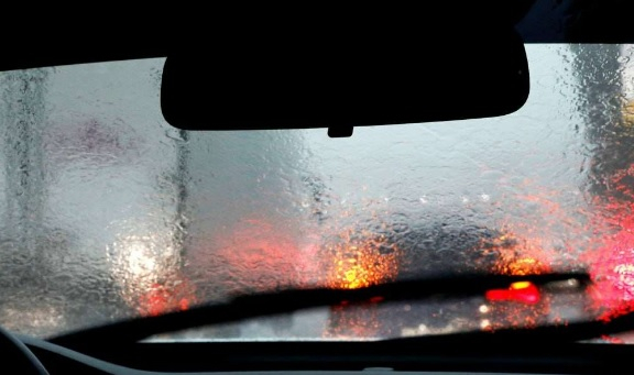 Какво да правите, ако шофирате при силен дъжд