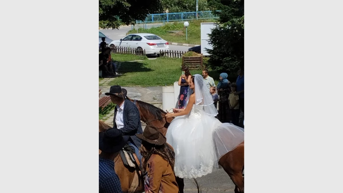 Булка шашардиса цяла България, ето как дойде на сватбата си СНИМКИ
