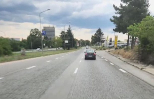 Ужас в Русе: Шофьор стреля по кола в движение и... ВИДЕО