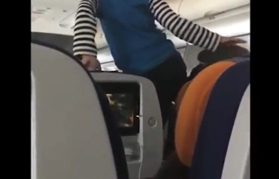 Кошмар в самолет заради "демонични" действия от дете ВИДЕО