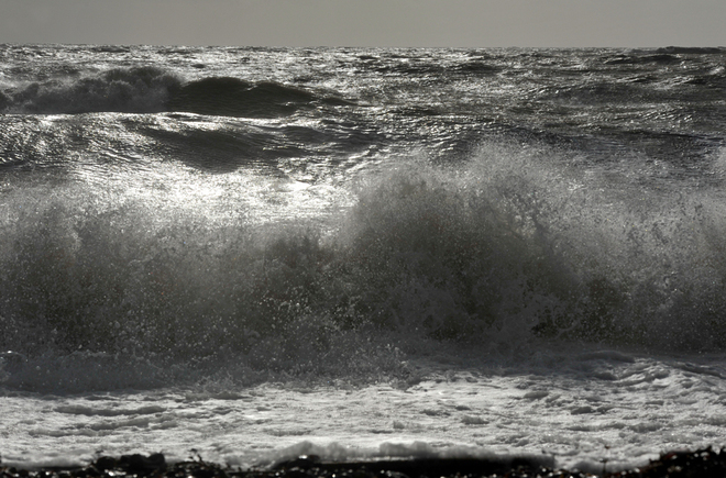 Поваля хората и ги върти в "пералня": Нов ужас на плажа след чудовищните вълни