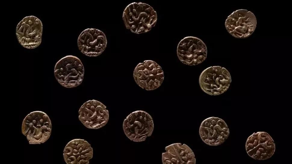 Сензационна находка: 15 монети били пръснати в поле и намерени с металотърсач