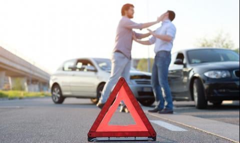 Агресия на пътя в София: Шофьори на автомобили се млатиха на кръстовище 