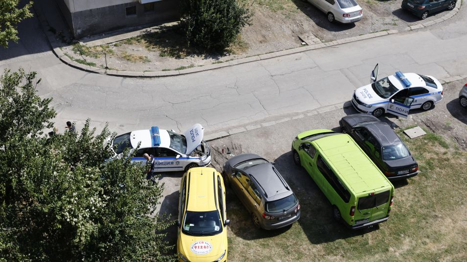 Екшън в София: Патрулка се заби в таксиметров автомобил, докато...СНИМКИ