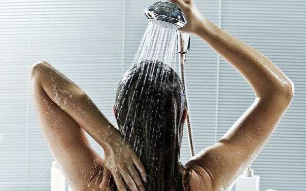 Всички допускаме тази грешка при миене, с която съсипваме косата си