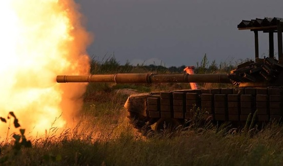 Руски танк издържа пряко попадение от гранатомет NLAW и експлозия на мина