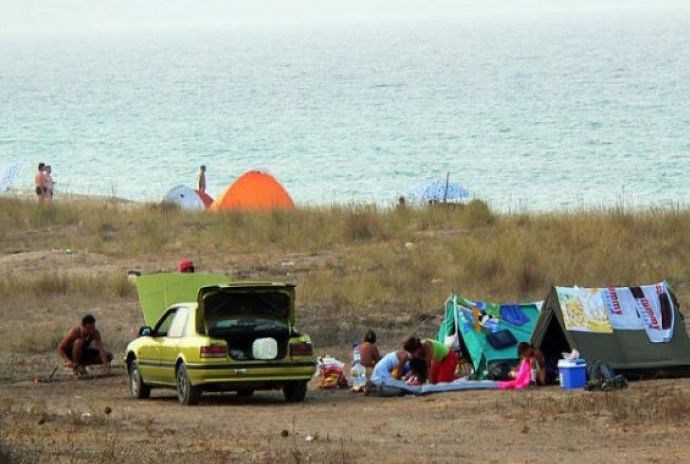 Ловък апаш отрови живота на куп туристи на плажа в Крайморие