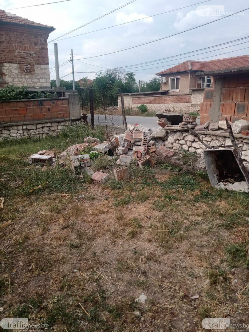 Черно BMW се вряза в къща в Пловдивско, а шофьорът… ВИДЕО 