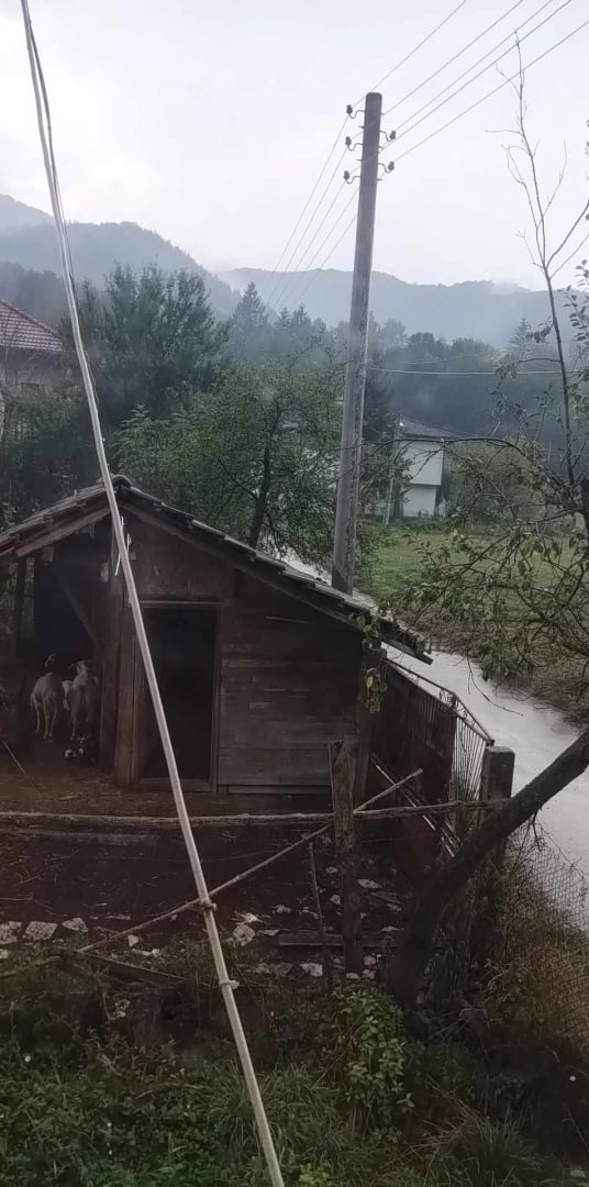 Синоптиците познаха! Мощни бури удариха тези части на страната ВИДЕО 