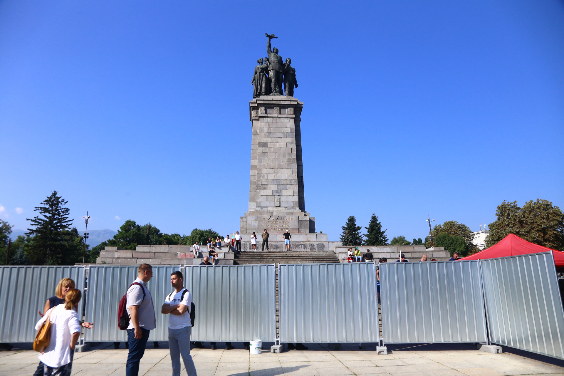 Ограждат паметника на Съветската армия, Манолова и Костадинов зоват за съпротива ГАЛЕРИЯ