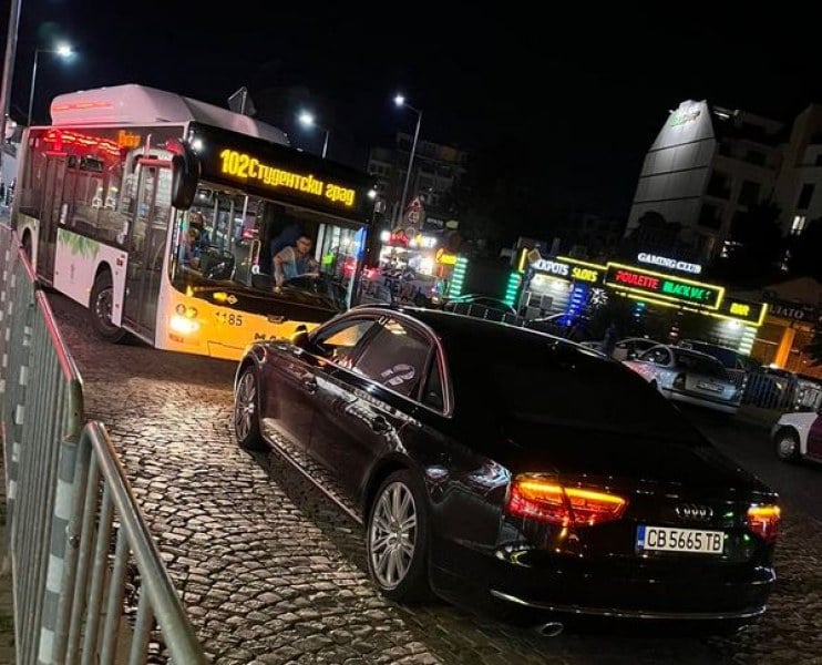 Абсурдно: Лъскава лимузина за малко да се забие челно в автобус СНИМКА