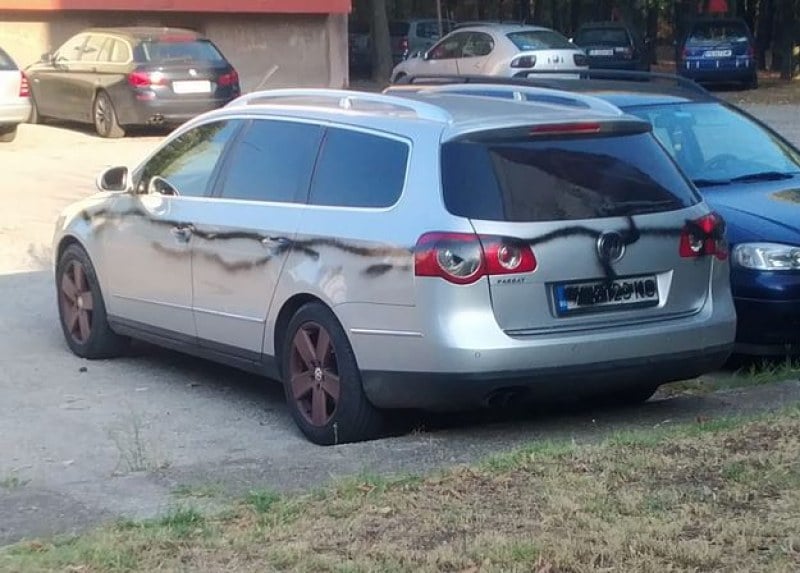 Такова чудо не сте виждали: Мъж паркира в Димитровград, последва пълно обезобразяване