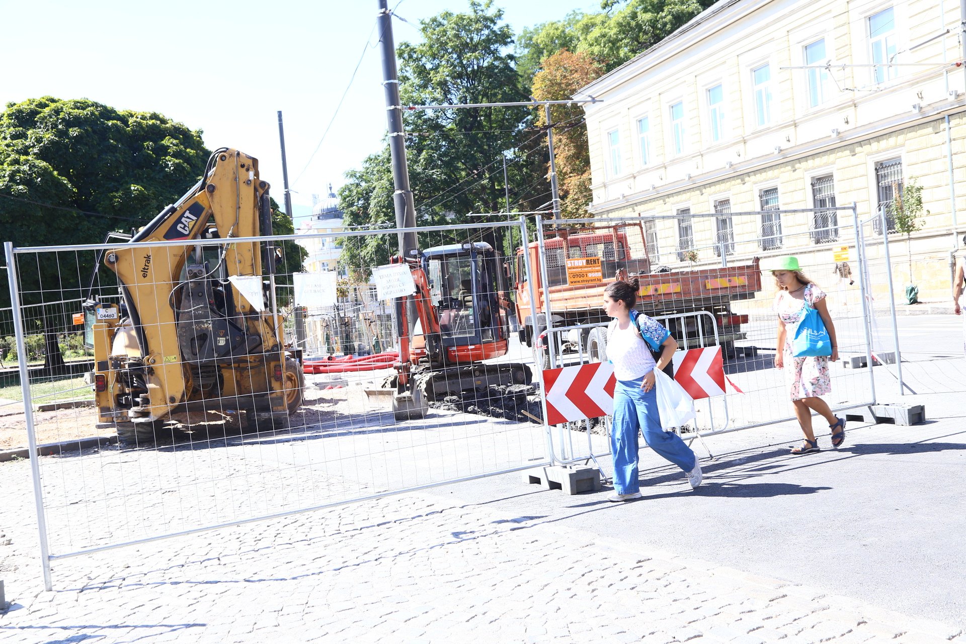 Фоторепортаж в БЛИЦ: Ремонтът на пл. "Ал. Невски" продължава да се точи 