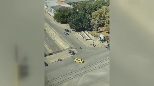 От жегата е: Две коли се целунаха челно на празно кръстовище в София СНИМКИ
