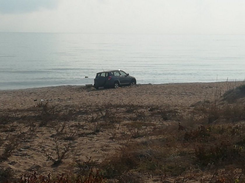 Руснак паркира джипа си върху дюни край Созопол и вбеси всички