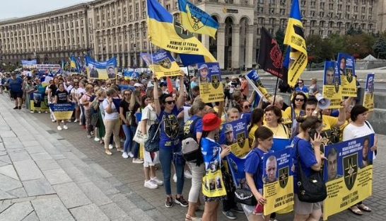 Роднини на украински бойци излязоха на масов митинг, ето какво поискаха ВИДЕО