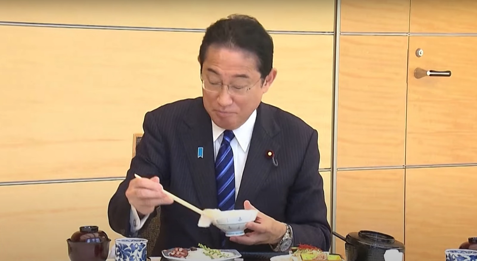 Радиоактивна риба ли? Премиерът на Япония сладко си похапна... ВИДЕО