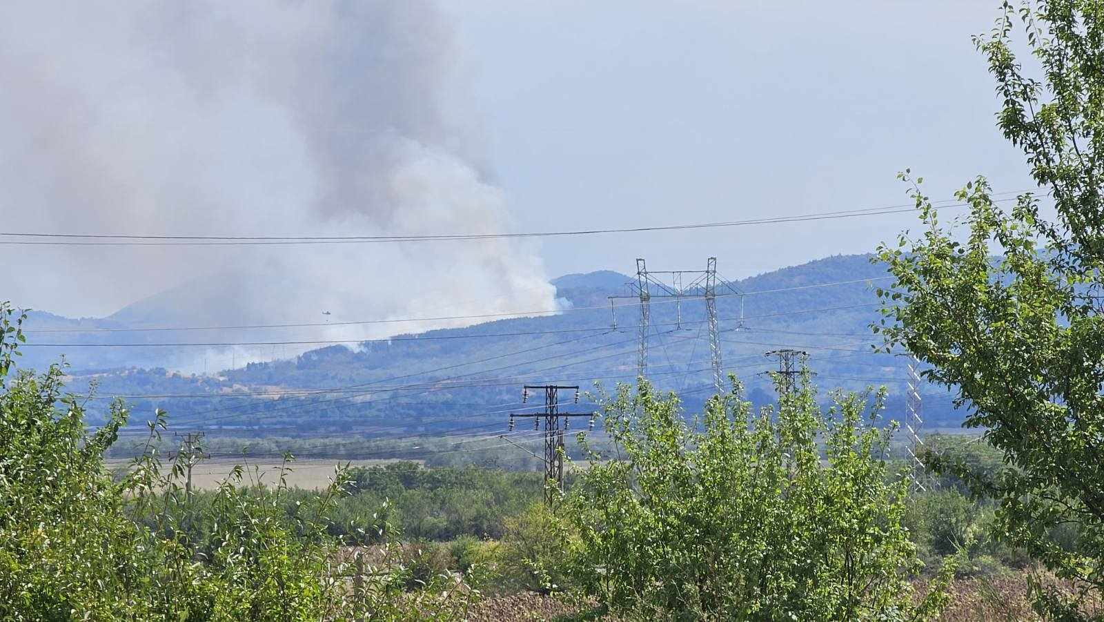 Огнен ад: Хеликоптер гаси голям пожар в Хисарско, всички са накрак СНИМКИ