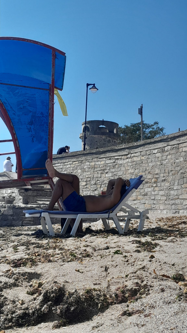 Спасител направи голяма гнусотия пред летовници на плажа в Стария Несебър ВИДЕО  18+