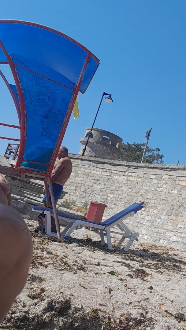 Спасител направи голяма гнусотия пред летовници на плажа в Стария Несебър ВИДЕО  18+