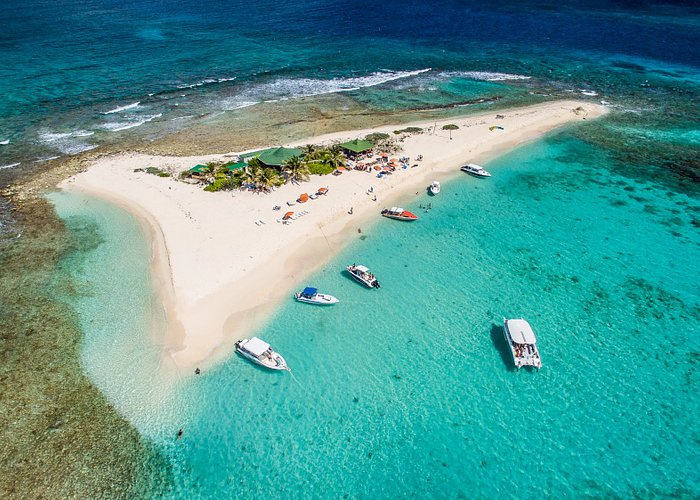 Малък тропически остров печели милиони долари по много странен начин