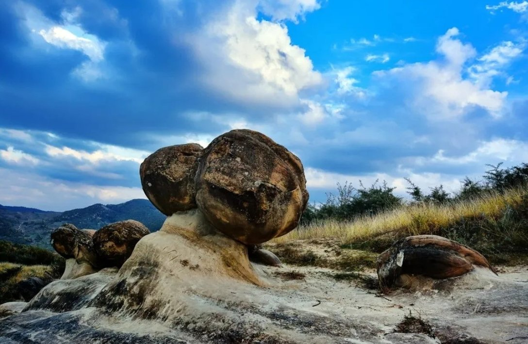 Камъни раждат камъни - уникален феномен, който се вижда много близо до България СНИМКИ