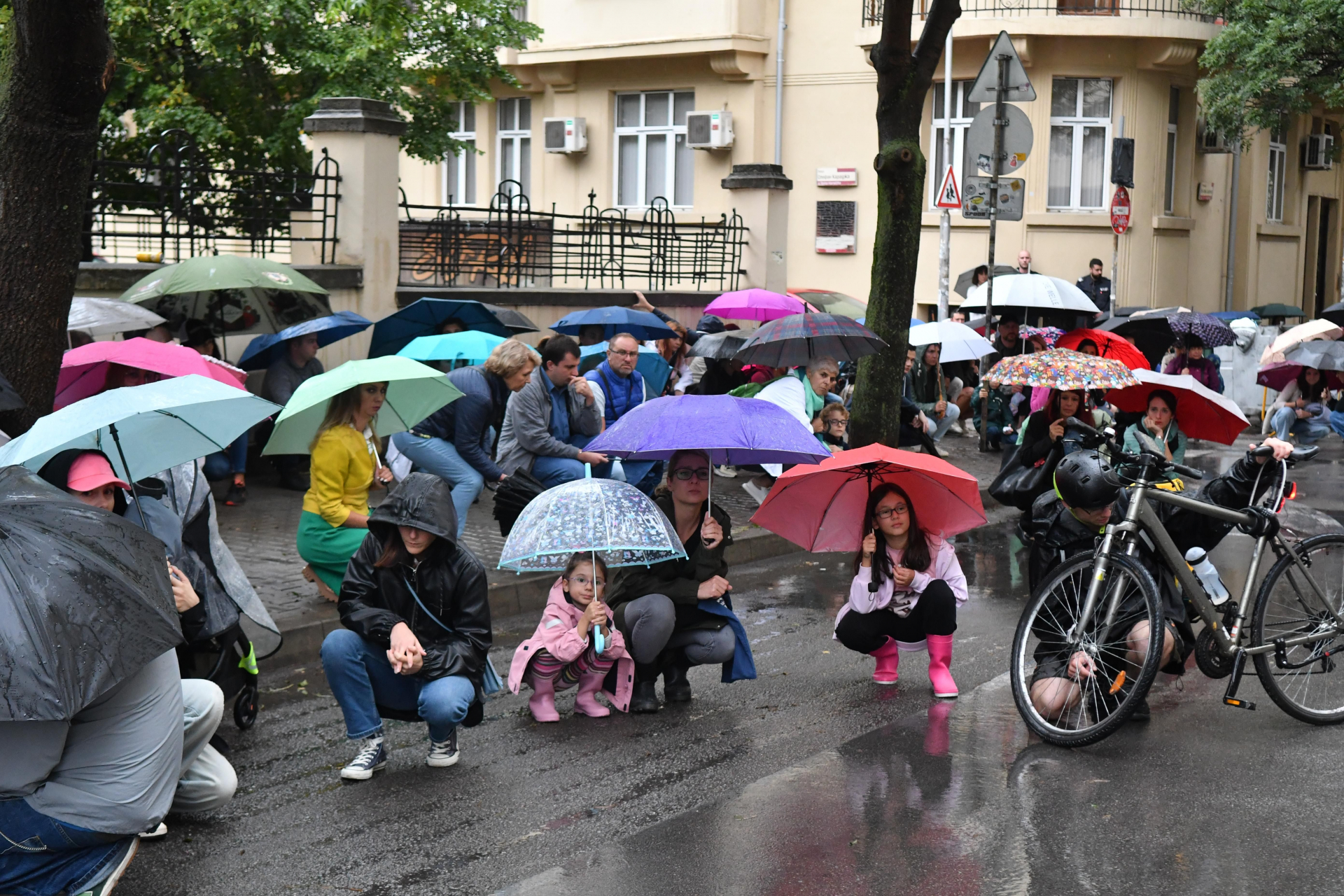 Народен гняв: Почерня от хора пред МВР СНИМКИ