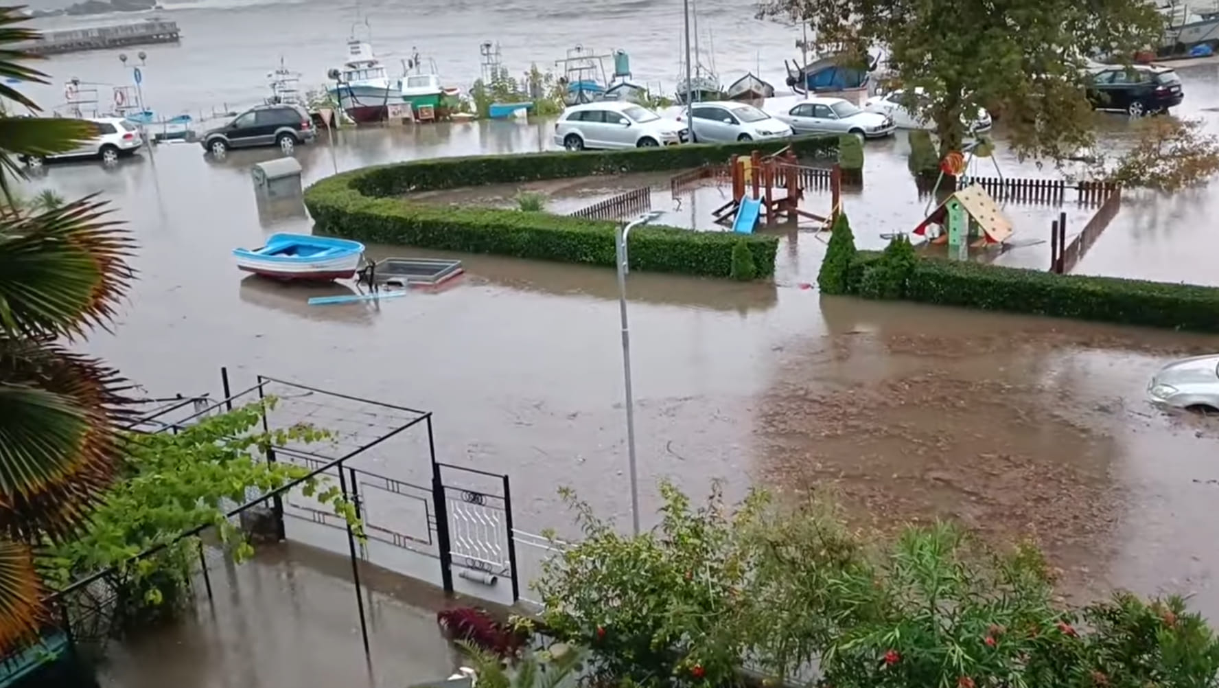 Апокалипсис по морето! Ахтопол е под вода, а в Тюленово... ВИДЕО