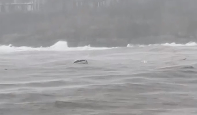 Сирени вият в Царево, градът е под вода! ВИДЕО