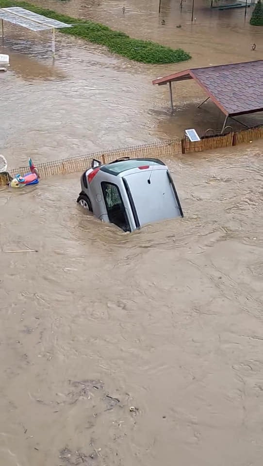 Сирени вият в Царево, градът е под вода! ВИДЕО