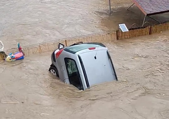 Става все по-зле: Издирват мъж насред потопа в Царево